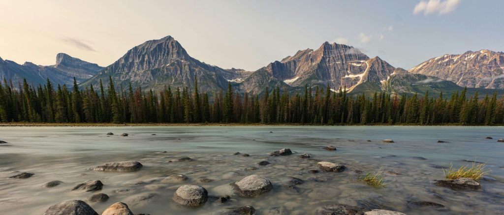 Rondreis Canada, Jasper Nationaal Park, meer met uitzicht over de bergen