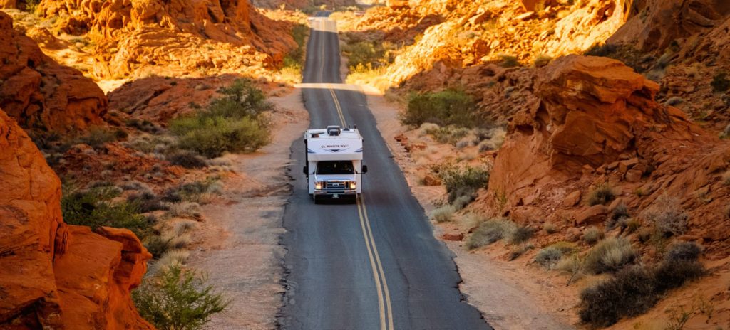 Rondreis Amerika, Camper reis, Road Bear camper rijdend door Utah