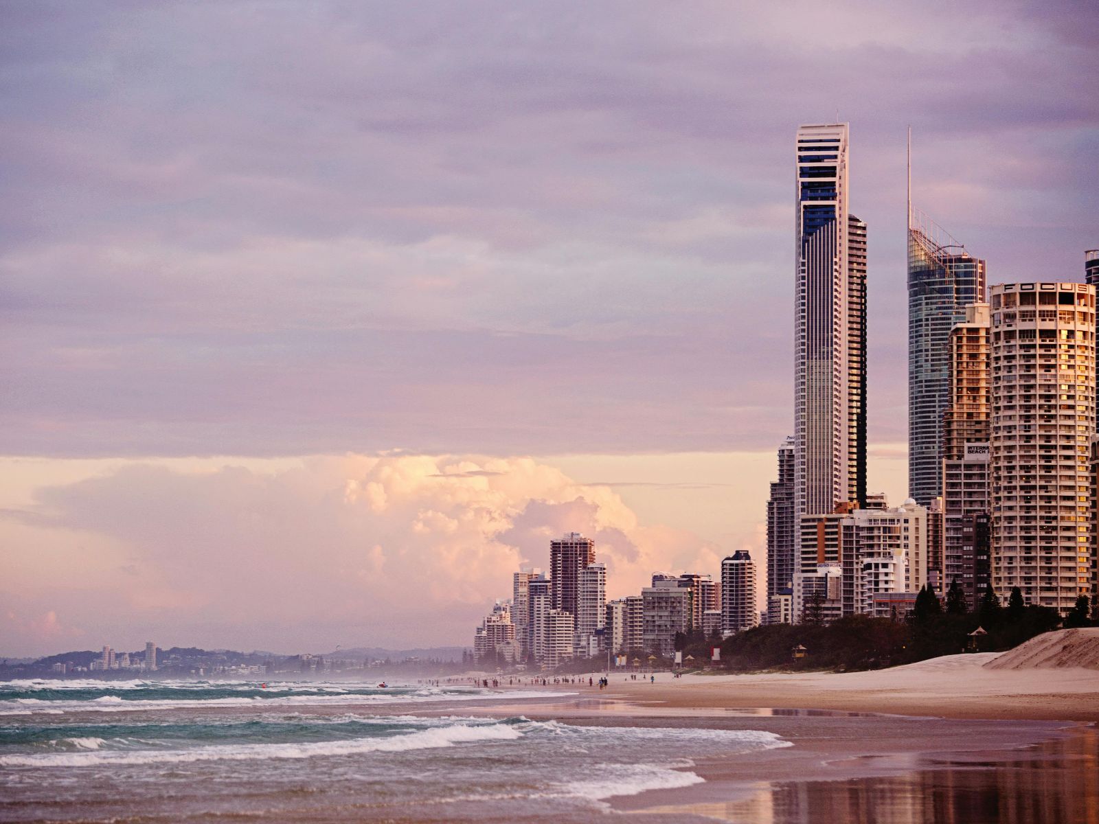 Rondreis Australie, Gold Coast, Stad Aan De Kust Tijdens Zonsondergang